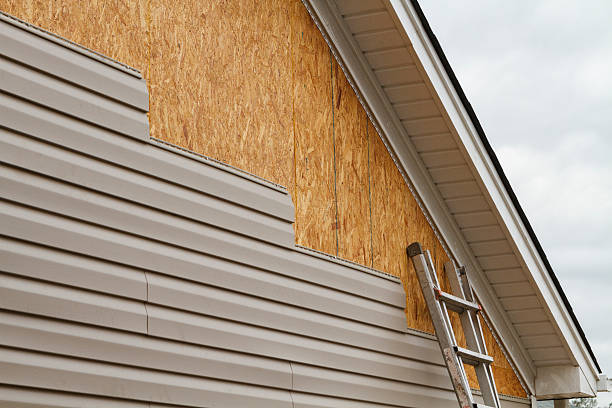 Professional Vinyl Siding technician working in Shrewsbury, PA